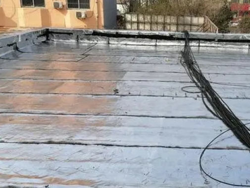 南通市卫生间漏水维修公司分享下南通市屋面楼顶防水刚性防水层施工要点。